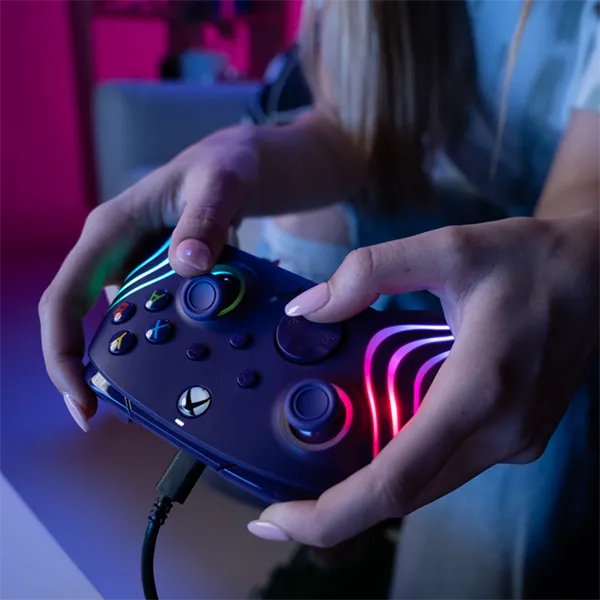 PDP 049-024-PR Afterglow Wave Xbox Series X|S/Xbox One/PC vezetékes RGB LED lila kontroller - Image 7