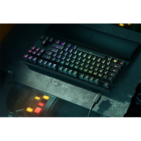 Razer Huntsman V2 Tenkeyless (Purple Switch) US RGB fekete gamer billentyűzet - Image 3