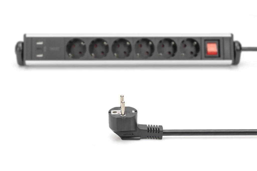 Digitus Hálózati Elosztó Kapcsolóval 6DIN, 3xUSB 1,5m Black - Image 6