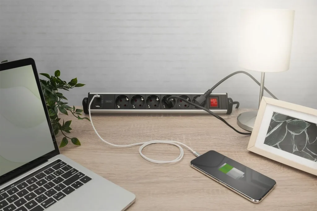 Digitus Hálózati Elosztó Kapcsolóval 6DIN, 3xUSB 1,5m Black - Image 7
