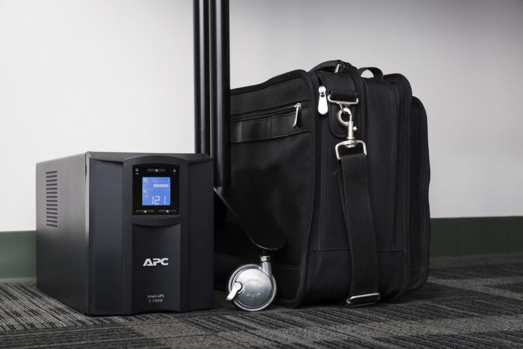 APC SMC1000IC Smart-UPS Tower LCD 1000VA UPS - Image 4