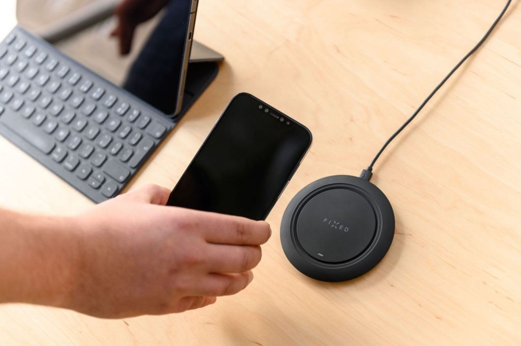 fixed-pad-for-wireless-charging-black_6.jpg FIXED Pad FIXPAD-BK vezeték nélküli QI töltő, fekete - Image 6