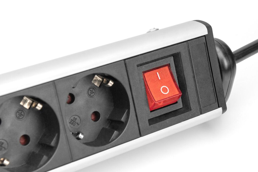 Digitus Hálózati Elosztó Kapcsolóval 6DIN, 3xUSB 1,5m Black - Image 4