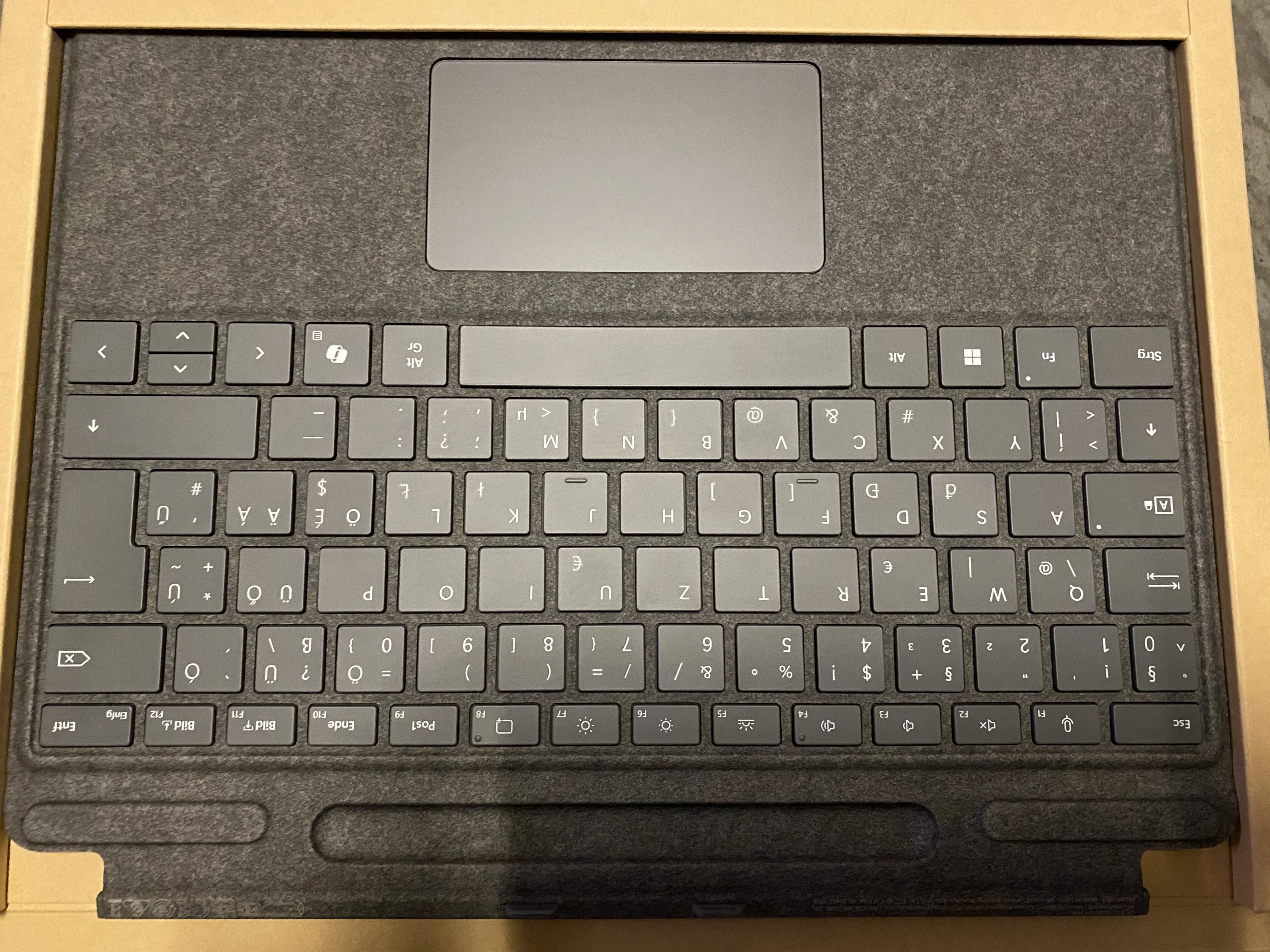Microsoft Surface Pro Keyboard with pen storage magyar ékezetekkel Platinum