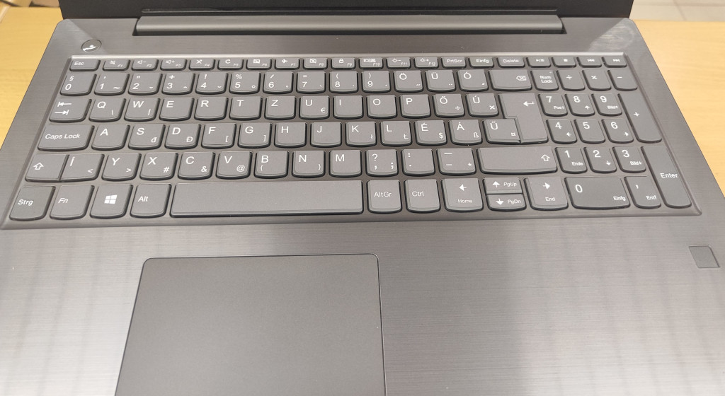 Lenovo V330 15IKB laptop - Image 3